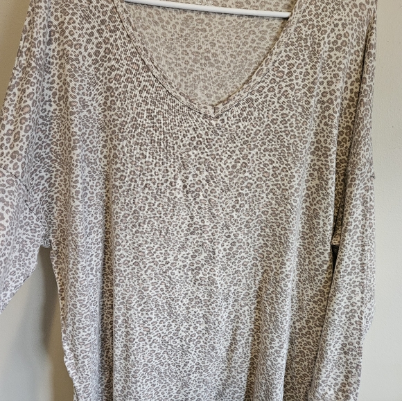 Americal Eagle Leopard Print V-Neck Long Sleeve Super Soft Top Size XL - Picture 3 of 12